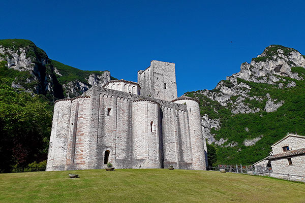 Scappuccia Valley - Rossa and Frasassi Gorge Regional Park